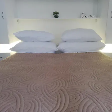 Lux Dunja Cardaci - White