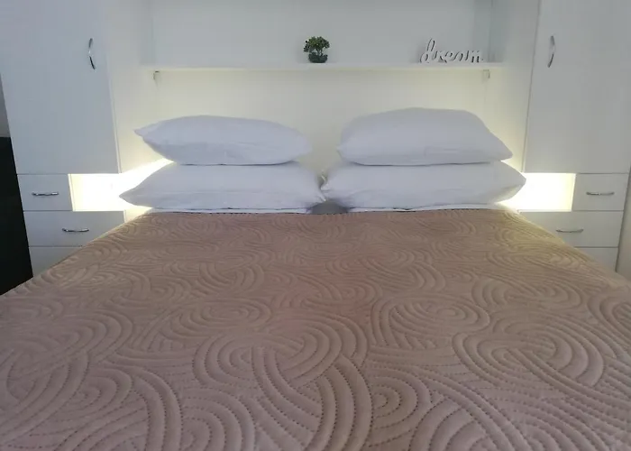 Lux Dunja Cardaci - White